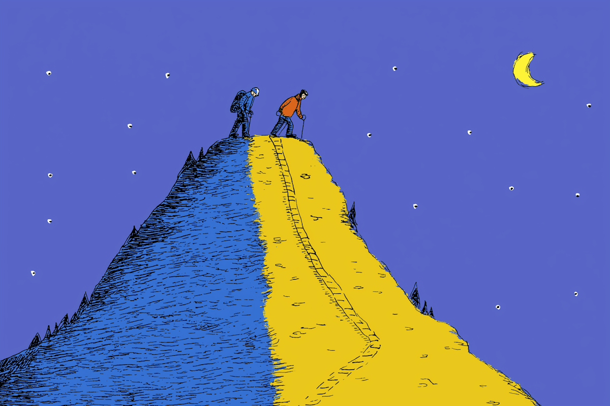 Due persone percorrono il crinale di una montagna blu e gialla sotto un cielo notturno.
