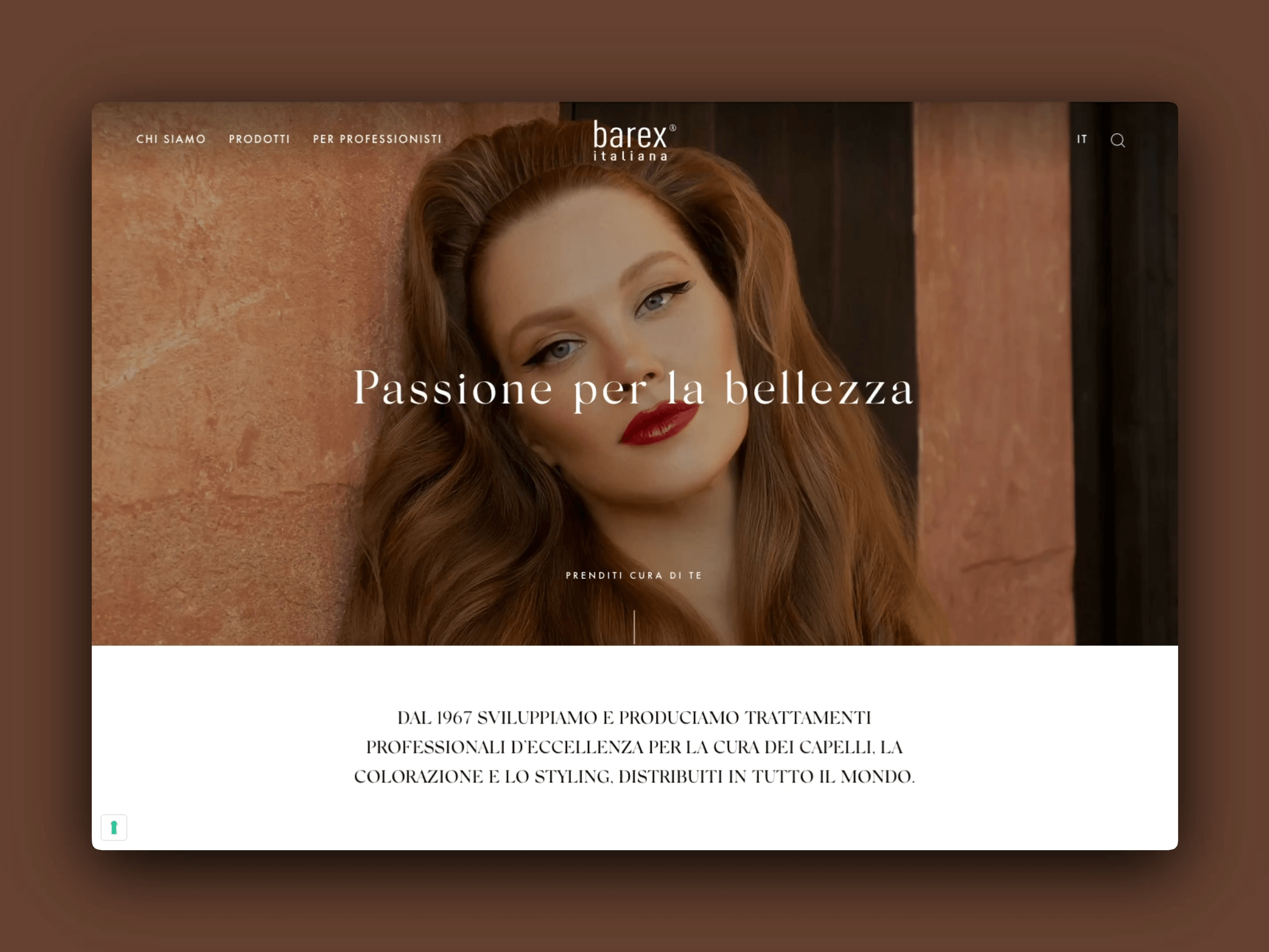 Homepage di Barex Italiana, con primo piano di una modella dai lunghi capelli mossi e rossi, labbra rosse e trucco curato. Sullo sfondo una parete dai toni terracotta. Al centro, il testo “Passione per la bellezza” comunica l’identità del brand, produttore di trattamenti professionali per capelli dal 1967.