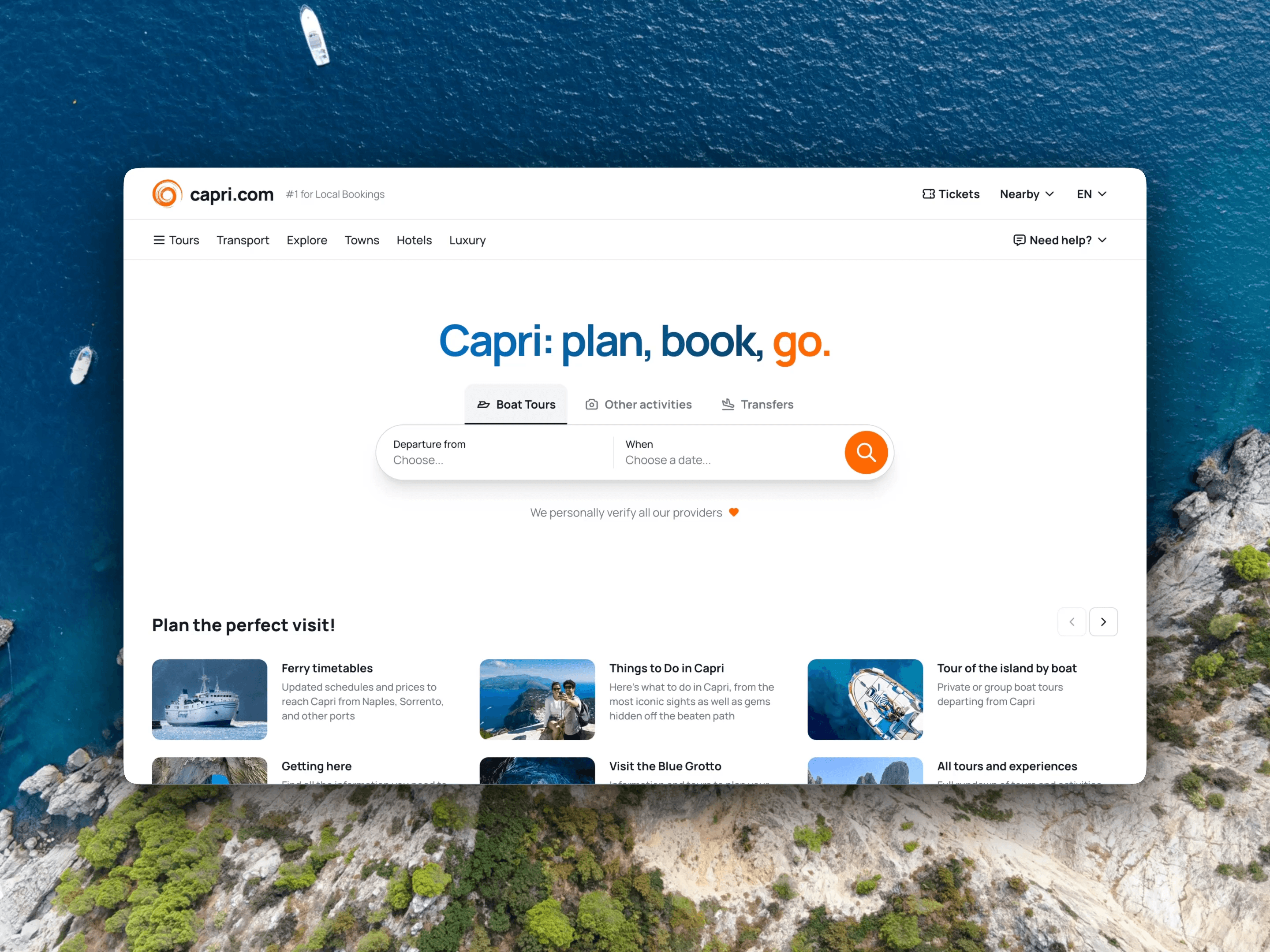 Schermata della home page del sito capri.com con il titolo 'Capri: plan, book, go.' e una barra di ricerca per tour in barca, attività e trasferimenti, su sfondo con mare e costa di Capri.