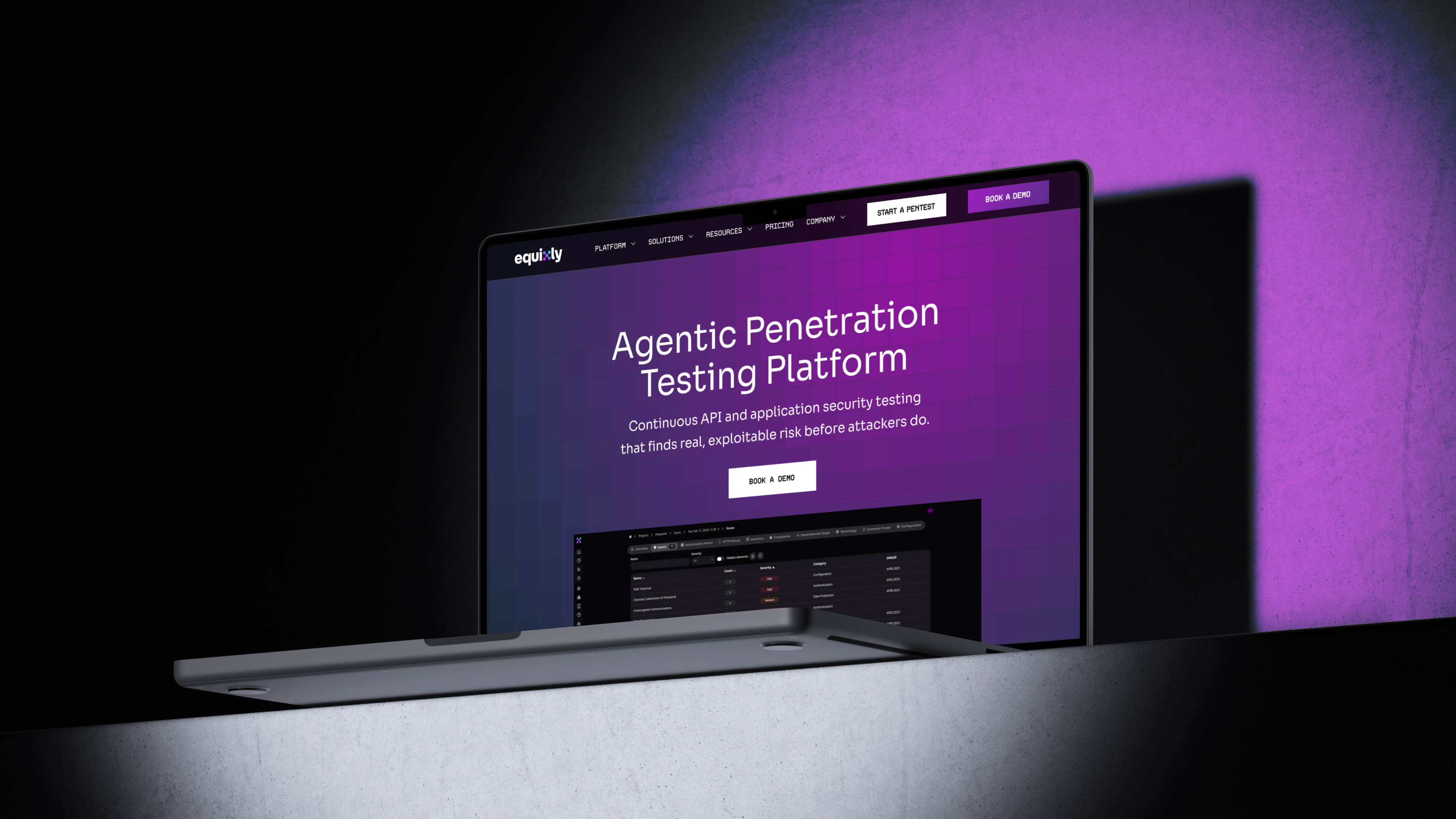 Laptop con la home page del sito Equixly e il claim «Agentic Penetration Testing Platform» su fondo viola.