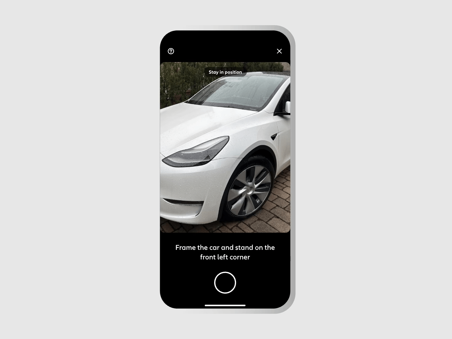 Interfaccia mobile di Perceptolab che guida l’utente a inquadrare l’auto per registrare i danni subiti e chiedere un preventivo per la copertura assicurativa.