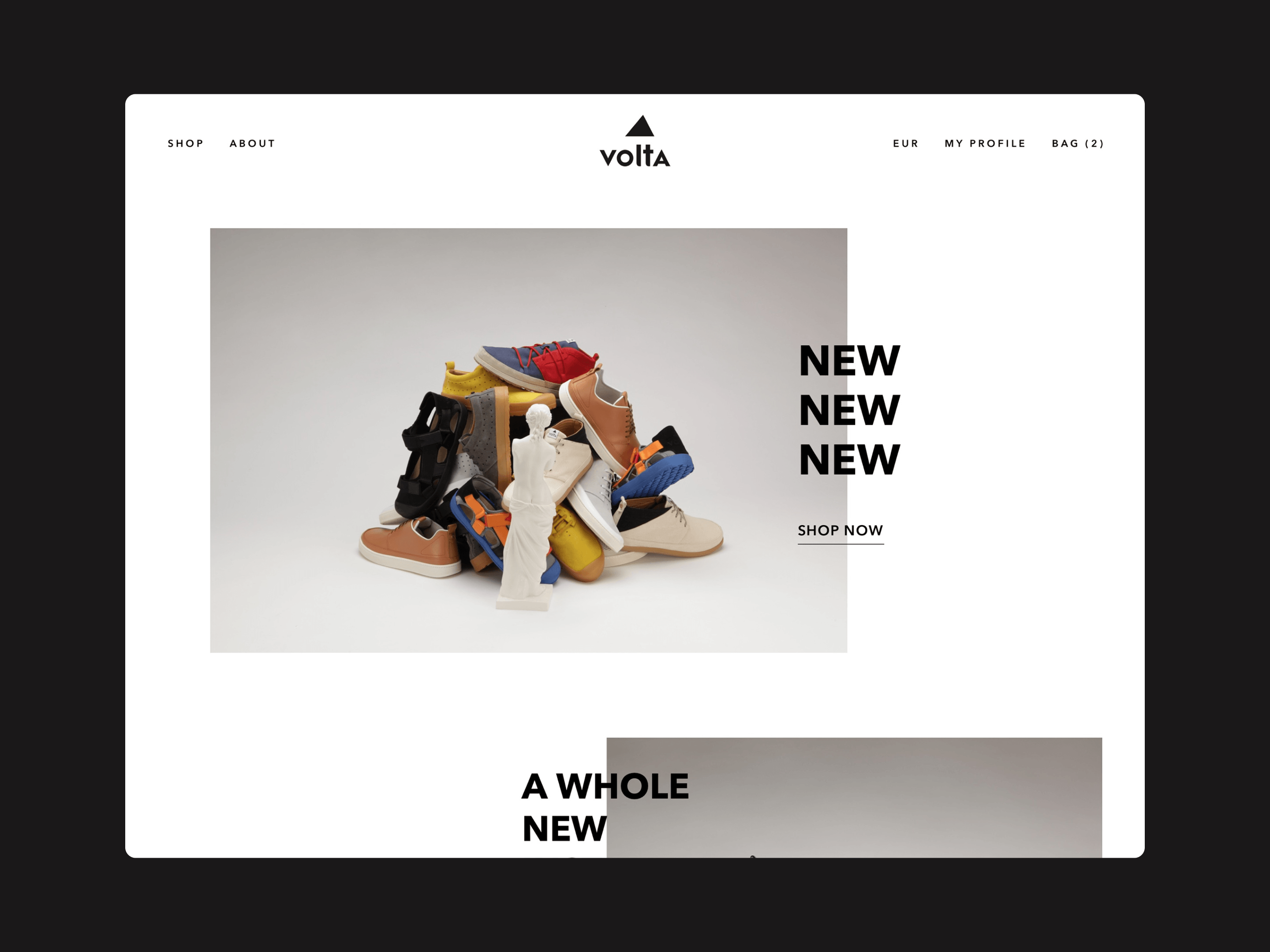 Homepage del sito Volta Footwear con al centro una pila di scarpe colorate disposte artisticamente su sfondo neutro. Il layout è pulito e minimale, con header bianco e sfondo nero.