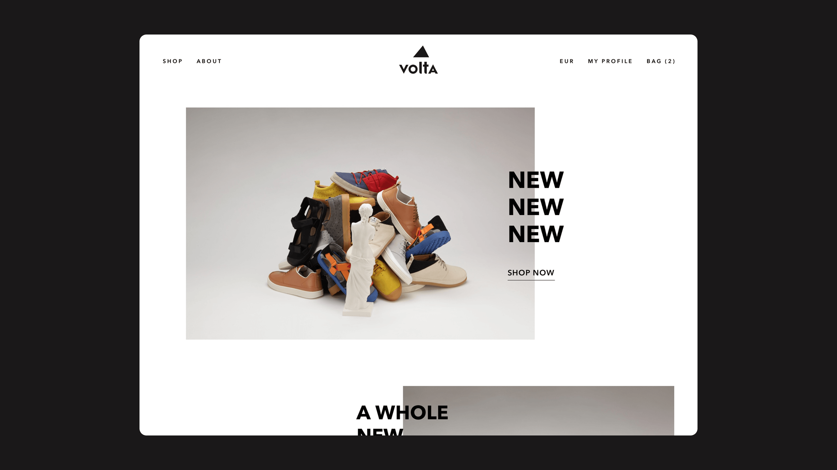 Homepage del sito Volta Footwear con al centro una pila di scarpe colorate disposte artisticamente su sfondo neutro. Il layout è pulito e minimale, con header bianco e sfondo nero.